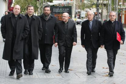 El presidente de Cajasur (cuarto por la izquierda) se dirige junto a los patrones a la asamblea general de la entidad.