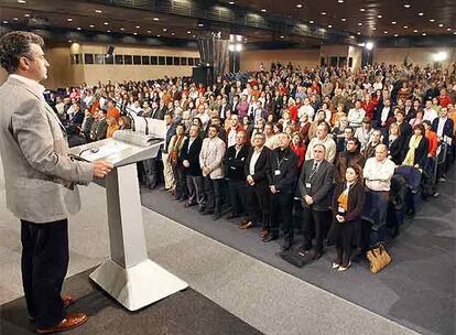 Paulino Plata, ayer, en la tribuna de la conferencia del PSOE en el momento en el que se guardaba un minuto de silencio por las víctimas del ETA.