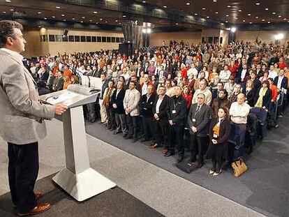 Paulino Plata, ayer, en la tribuna de la conferencia del PSOE en el momento en el que se guardaba un minuto de silencio por las víctimas del ETA.