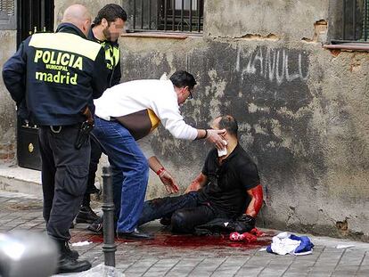 La policía atiende a un herido por arma blanca en Madrid capital.