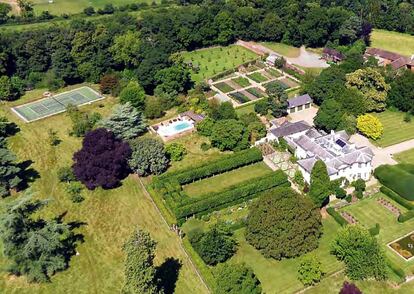 La propiedad, diseñada por el arquitecto John Haycock, fue construida en 1814 y acoge, además, cinco casitas de campo dentro del recinto. El hijo de Corinna Larsen, de 18 años, es el beneficiario de la fundación panameña que posee la vivienda.