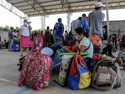 Refugiados venezuelanos chegam à Colômbia depois dos confrontos.