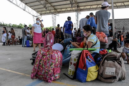 Refugiados venezuelanos chegam à Colômbia depois dos confrontos.