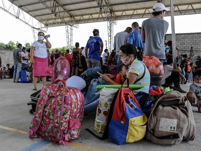 Desplazados venezolanos llegan a Colombia, después de los choques.