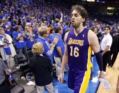 Gasol, camino del vestuario tras la derrota definitiva de su equipo en el quinto partido de de la semifinal de la Conferencia Oeste de la liga NBA de baloncesto contra los Oklahoma Thunder, que se impusieron en la eliminatoria por 4- 1, en 2012.