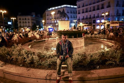 Cientos de personas celebran en la Puerta del Sol de Madrid el fin del estado de alarma.