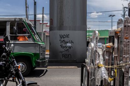 Una pintada sobre una columna del tramo elevado del metro que sufrió el accidente.