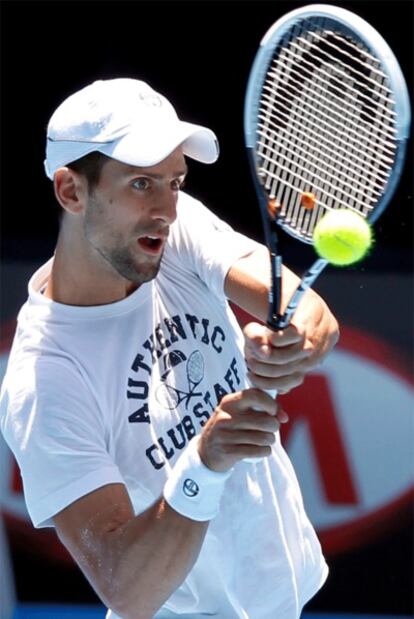 El tenista serbio Djokovic golpea una bola durante el entrenamiento de ayer en el Rod Laver Arena en Melbourne (Australia).