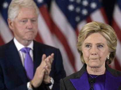 Hillary Clinton, ante su marido Bill Clinton, perdedora de las elecciones presidenciales de EE UU a pesar de las encuestas.