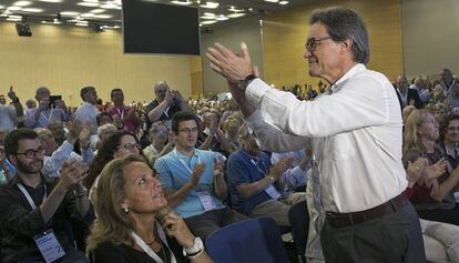 Artur Mas responde a la ovaci&oacute;n del p&uacute;blico durante la clausura del congreso.