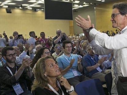 Artur Mas respon a l'ovació del públic durant la clausura del congrés.