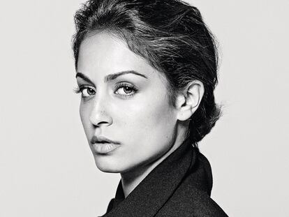 Hiba Abouk
Prefiere los complementos icónicos y de calidad: «Me gusta abrir mi armario y ver que se va ampliando con buenas piezas que me acompañarán toda la vida». Trabajando y ahorrando adquirió su pieza fetiche, el 255 de Chanel en negro. «Me encantan los bolsos y me hacía ilusión tenerlo, es un básico que queda bien con todo...». Al cumplir 30, se autorregaló otro accesorio: «Un Rolex de mi año, el 86».