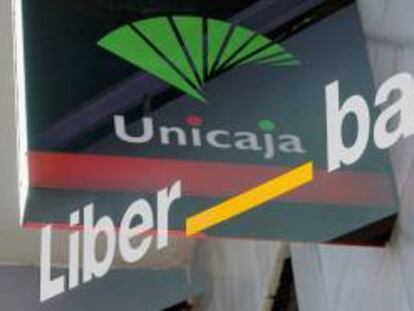 Logos de Unicaja Banco y Liberbank, que preparan su fusión.