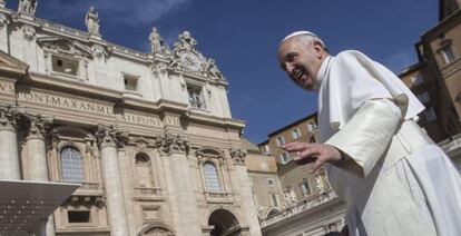 El papa Francesc saluda a la plaça de Sant Pere del Vaticà.