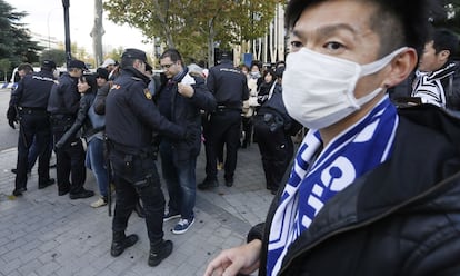 Controls policials per entrar a l'estadi Santiago Bernabéu.