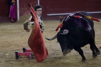 Inicio de rodillas de Tomás Rufo en la faena de muleta a su segundo toro.