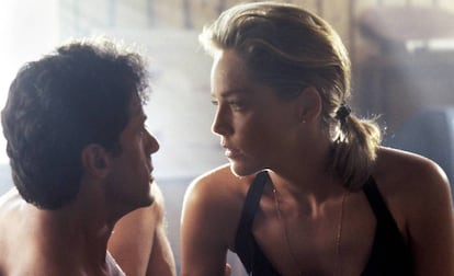 Sylvester Stallone e Sharon Stone num momento de ‘O Especialista’, filme que completa 25 anos.