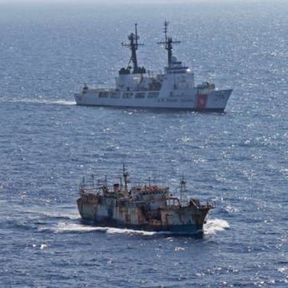 Un buque de la Guardia Costera de EE UU vigila a un pesquero pirata en el Pacífico Norte, en 2012.