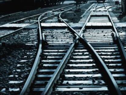El protagonista de 'La península' se pasa casi todo el relato esperando trenes.