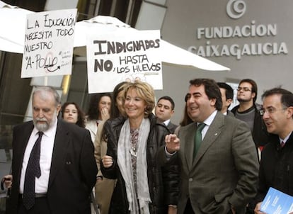 Aguirre, entre el candidato socialista por A Coruña, Antonio Erias, (izquierda) y el alcalde coruñés, Carlos Negreira, seguidos por indignados