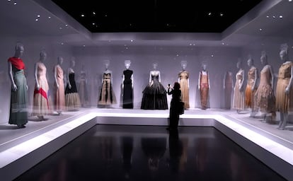 Una de las salas de la exposición de moda de otoño en el Met, 'Women Dressing Women', en Nueva York.