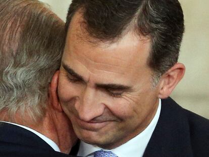 Abrazo de padre e hijo durante el acto de abdicación de Juan Carlos I en 2014