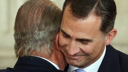 Abrazo de padre e hijo durante el acto de abdicación de Juan Carlos I en 2014.