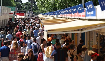 Ambiente en la Feria del Libro de Madrid este viernes durante su inauguración.