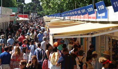 Ambiente en la Feria del Libro de Madrid este viernes durante su inauguración.