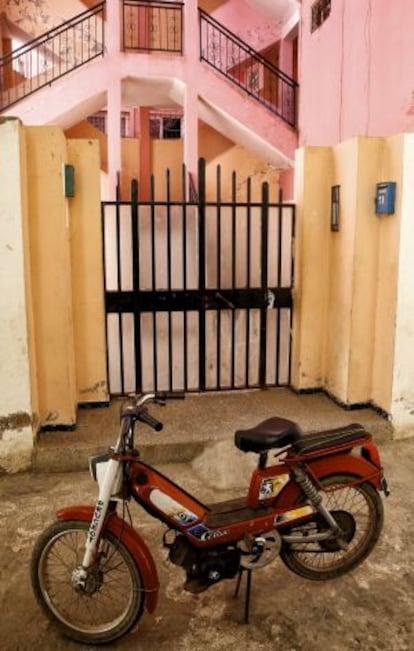 Portal de su casa en Kenitra.