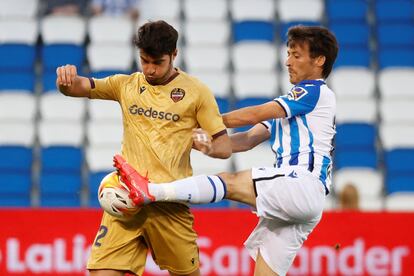 Gonzalo Melero y David Silva, en una acción del partido.