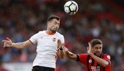 Javi Fuego, en un amistoso con el Valecnia ante el AFC Bournemouth.