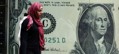 Una mujer camina delante de una oficina de cambio de divisas, en El Cair (Egipto).
 
 
 
 
 
  *** Local Caption *** 
 .