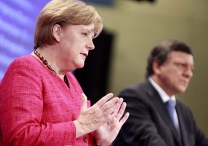La canciller alemana, Angela Merkel, y el presidente de la Comisión Europea, José Manuel Durão Barroso, en la rueda de prensa que han ofrecido tras su reunión.