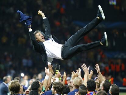 Luis Enrique, es manteado por sus jugadores, después de ganar la quinta Champions League el 6 de junio de 2015.