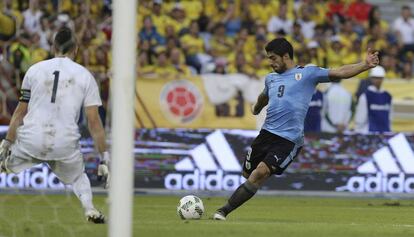 Luis Suárez remata en el duelo ante Colombia.
