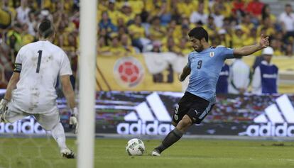 Luis Su&aacute;rez remata en el duelo ante Colombia. 