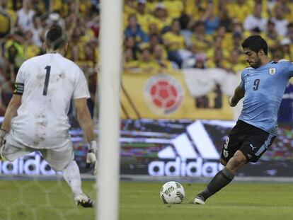 Luis Su&aacute;rez remata en el duelo ante Colombia. 