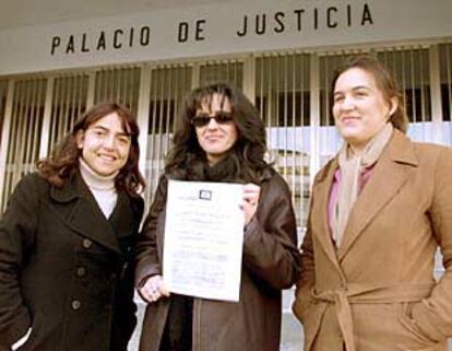 Una coordinadora integrada por afectados de los supuestos exámenes trucados del Patronato Municipal de Desarrollo Local (PDL), dependiente del Ayuntamiento de Huelva, que gobierna el PP, presentaron ayer una denuncia ante el juzgado de guardia para que se investigue si hubo prevaricación, malversación y tráfico de influencias en el concurso de plazas realizado en septiembre. El consistorio adjudicó 10 de los 14 puestos de trabajo ofertados a familiares de concejales y a militantes del PP.