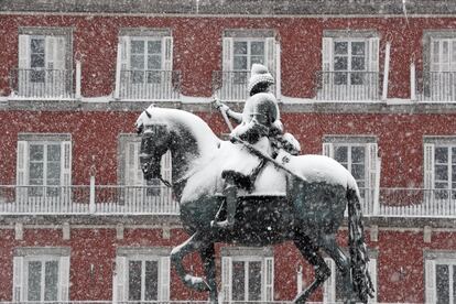 La estatua ecuestre de Felipe II, en la plaza Mayor. 