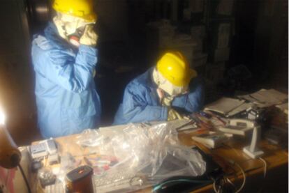 Dos ingenieros inspeccionan una instalación en Fukushima.