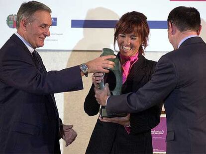 La ciclista vizcaína, Joane Somarriba, recibe el premio Vasco Universal del año 2003