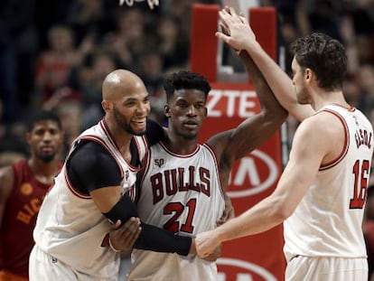 Gibson, Butler y Gasol, tras la canasta decisiva.