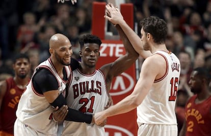 Gibson, Butler y Gasol, tras la canasta decisiva.