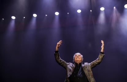 Joan Manuel Serrat alza los brazos al cielo en su concierto de despedida en el WiZink Center de Madrid.