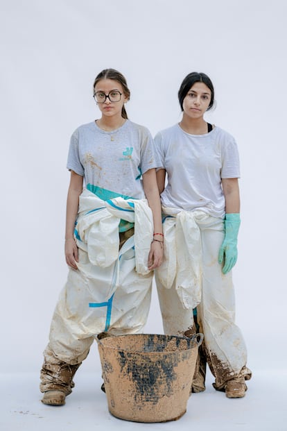 Camila Jiménez, 17 años (Valencia), ambas estudiantes de cuarto de ESO y  Paola Toledo, 16 años (Valencia). Fueron voluntarias en Paiporta y Alfafar cinco y tres días respectivamente.
Jiménez: “La primera vez fui con mi madre a Alfafar, después con mis amigos a Paiporta. Lo que más me impactó fue el barro pero lo que peor recuerdo es el olor.” 