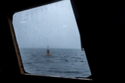 La boya inteligente de The Blue BOAT Initiative, flotando en el Golfo de Corcovado, un sitio por donde transitan muchas ballenas y barcos.