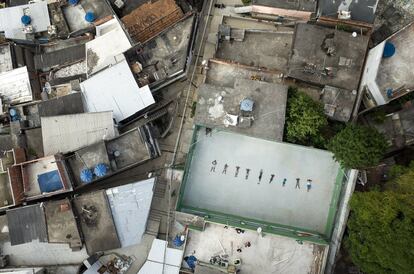 Un grupo de niños posa en el mayor campo de deporte de la Favela da Coroa, situado en la parte superior de la favela, que es una de las mayores de Río de Janeiro y, en el pasado, una de las más violentas. La Unidad de pacificación de la policía trajo la paz a la favela y a día de hoy la violencia casi ha desaparecido. Cada día, cientos de niños juegan a fútbol y a otros deportes en alguno de los muchos campos improvisados que hay en la favela.