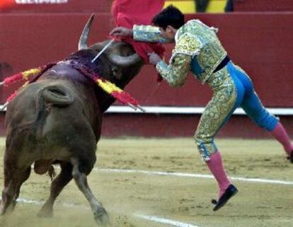 Rivera Ordóñez, en su estocada al segundo toro de la tarde.