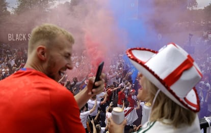 Seguidores ingleses cerca del estadio de Wembley en Londres, este domingo. La selección italiana campeona del mundo en 1982 envió una carta al actual equipo de Italia para expresarle su apoyo.